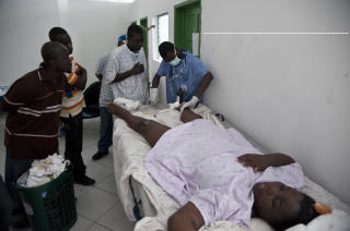 I GANG MED BEHANDLING: Internasjonale leger str�mmer til Port-de-Prince, men behovet for mer helsepersonell er fortsatt prek�rt. Her f�r en kvinne behandling p� General Hospital. FOTO: �ISTEIN NORUM MONSEN