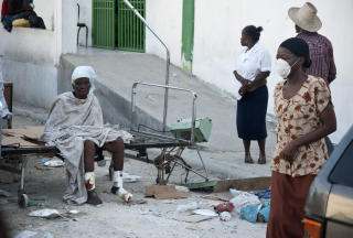 STERK LUKT: De fleste som beveger seg utenfor det offentlige sykehuset General Hospital i Port-au-Prince, g�r med munnbind mot lukt og smittefare. FOTO: �ISTEIN NORUM MONSEN