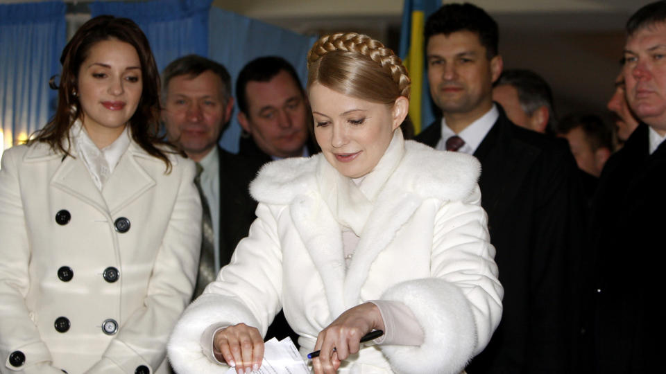 SPENNENDE DUELL: Statsminister Julia Timosjenko ser if�lge meningsm�lingene ut til � m�te opposisjonsleder Viktor Janukovitsj i en andre og avgj�rende valgomgang i Ukrainas presidentvalg 7. februar. Foto: SCANPIX