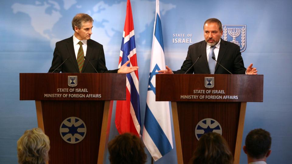 LEVER MED KRITIKK: 
- At vi f�r hardhendt kritikk fra israelere, kan vi leve med, sier utenriksminister Jonas Gahr St�re. Her sammen med Israels utenriksminister Avigdor Lieberman. Foto: INBAL ROSE