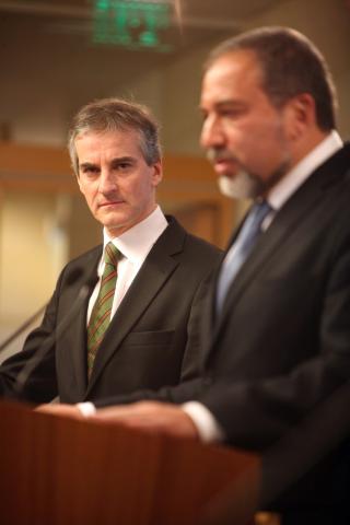 INGEN MEKLER: Norges utenriksminister Jonas Gahr St�re (Ap) erkjenner at Norge ikke lenger har noen rolle � spille som fredsmekler i Midt�sten, men understreker Rollen som leder av giverlandsgruppa for palestinerne (AHLC). Foto: INBAL ROSE