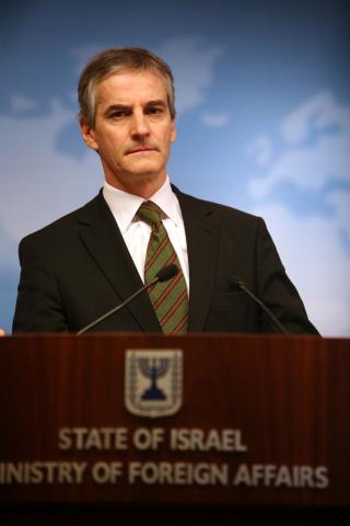 - SIER KLART FRA: - S�nn som israelsk pressedekning er, kan ikke noen kritisere Norge for at vi ikke sier klart i fra, sier utenriksminister Jonas Gahr St�re. Foto: INBAL ROSE