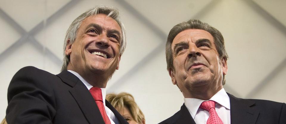  TAR OVER ETTER 20 �R:  H�yrekandidaten Sebastian Pinera (her til venstre) blir gratulert av valgets taper Eduardo Frei. FOTO: EPA/SCANPIX.
