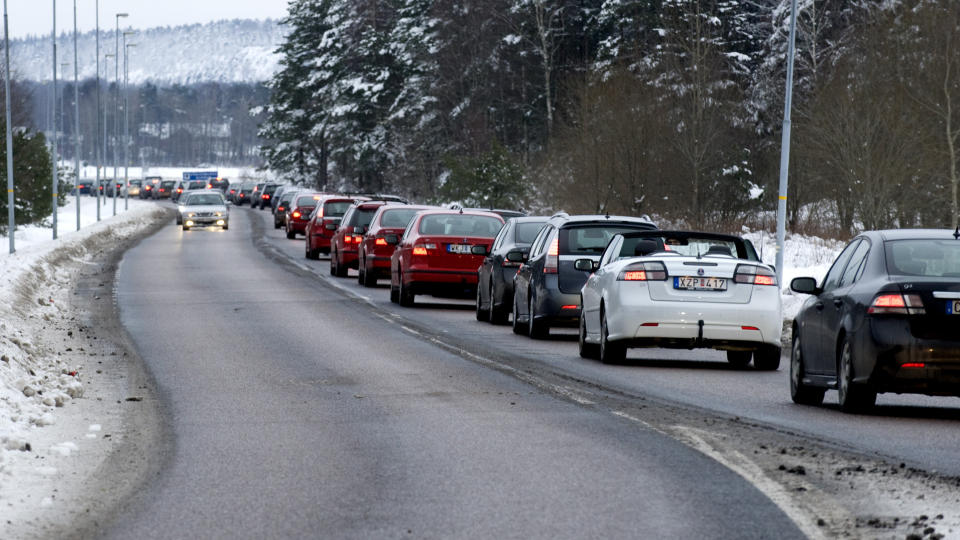  VISTE SIN ST�TTE:  Saab-entusiaster fra flere europeiske land kj�rte i kortesje gjennom Trollh�ttan til Saab-fabrikken for � vise sin st�tte til det nedleggingstruede bilmerket. FOTO: PONTUS LUNDAHL, SCANPIX.