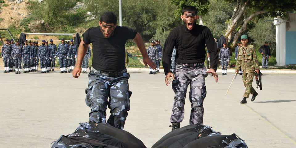  SELVFORSVAR:  Hamas' sikkerhetsstyrker demonstrerer selvforsvarsteknikk i nordre Gaza s�ndag. FOTO: SUHAIB SALEM, REUTERS/SCANPIX.
