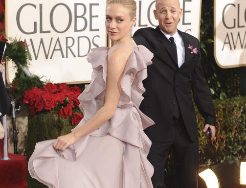 KJOLEDR�M:  Skuespiller Chloe Sevigny ankommer den r�de l�peren. Foto: EPA/ANDREW GOMBER EPA/ANDREW GOMBER