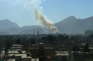 EKSPLOSJONER: Det er fortsatt uklart hva som faktisk har skjedd i Kabul i dag, men Taliban tar p� seg skylda for en rekke m�lrettede angrep. Foto: AP Photo/Robert Reid/Scanpix