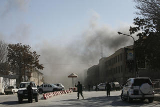 KAMPER: R�yken stiger opp fra et omr�de i Kabul sentrum, i n�rheten av Serena hotell. Foto: AP Photo/Farzana Wahidy/Scanpix