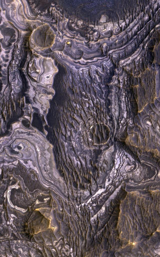 FORMASJONER P� MARS: Dette bildet ble sluppet av NASA f�r helga. Det viser overflaten p� Mars, formet av naturkreftene gjennom millioner av �r. Foto: AFP PHOTO/NASA/JPL-Caltech/University of Arizona
