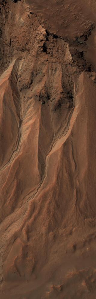 S�R P� MARS: Dette bildet av overflaten p� mars er tatt av High Resolution Imaging Science Experiment-kameraet i september i fjor. Dette er Hale-krateret. Bildet dekker et omr�de p� rundt en kilometer. Foto: AP/NASA