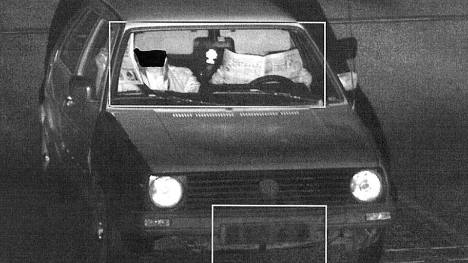 KJ�RER FORTSATT: Her leser sj�f�ren avisa mens bilen blir fotografert i 133 kilometer i timen i 80-sona gjennom Oslofjordtunnelen. Saken ble aldri oppklart. Det vil politimester Arne J�rgen Olafsen i Follo politidistrikt ha en slutt p�. Foto: Politiet
