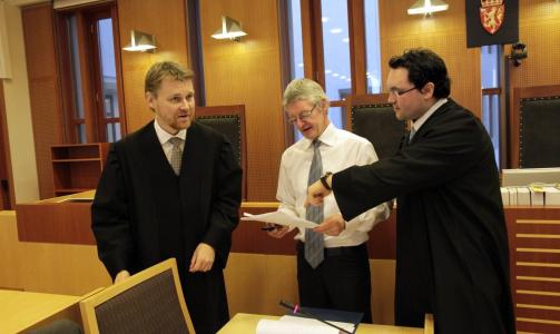 I RETTEN: Statsadvokat Johan �verberg (t.v.) er aktor i kokainsaken i Oslo tingrett i dag. Harald Stabell forsvarer 28-�ringen, mens Stian M�land forsvarer en 21-�ring som er tiltalt for � ha rekruttert jentene til kokainoppdraget. Foto: Geir B�lstad