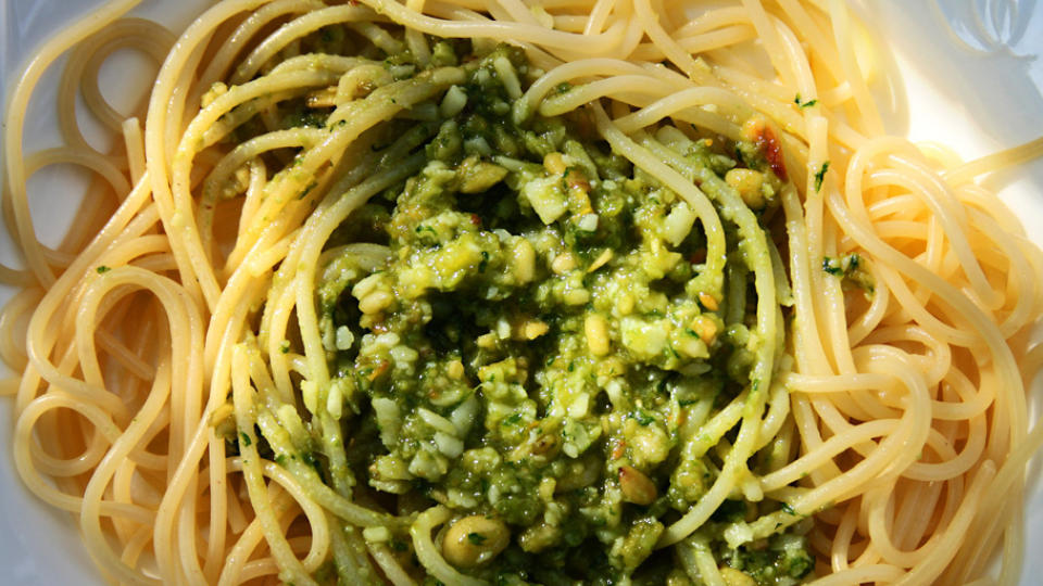 BILLIG MIDDAG: God mat beh�ver ikke v�re dyr. Pesto og chili con carne gir mye smak for pengene.  Foto: Erik Hannemann
