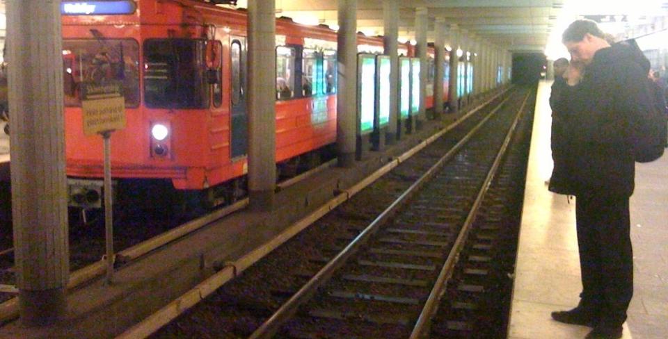 LETER ETTER FEIL: Trafikkledersentralen p� T�yen har mistet str�mmen. Det har f�rt til at all t-banetrafikk i Oslo st�r. MMS-foto: GEIR BARSTEIN/DAGBLADEt
