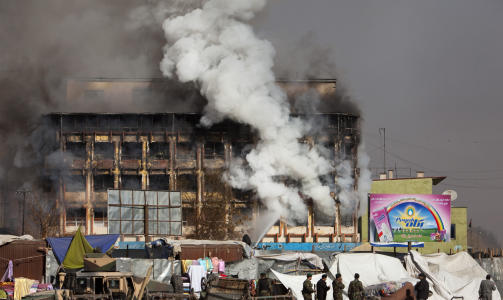 UTBRENT: Det ene kj�pesenteret som ble angrepet er n� utbrent. Foto: REUTERS/Ahmad Masood/Scanpix