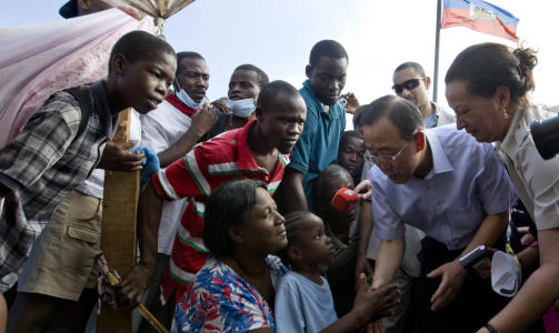 P� BES�K: FNs generalsekret�r Ban Ki-moon m�ter jordskjelvsrammede p� Haiti. Men flere hjelpeorganisasjoner klager over at verken FN, USA eller andre har klart � koordinere ansvaret mellom seg. Foto: REUTERS/Logan Abassi/UN Photo/SCANPIX