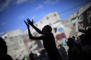 200 MILLIONER: Jordskjelvofrene p� Haiti f�r 200 millioner kroner i n�dhjelp. Foto: REUTERS/Carlos Barria/Scanpix