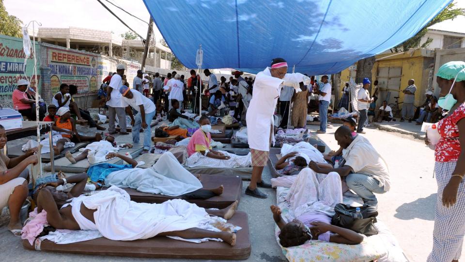 IKKE KOORDINERT: Toppledelsen for Leger Uten Grenser p� Haiti sier ingen vet hvem som bestemmer p� �ya, og at n�dhjelpsarbeidet mangler koordinering og kontroll. Foto:  EPA/FEDERICO GAMBARINI/SCANPIX
