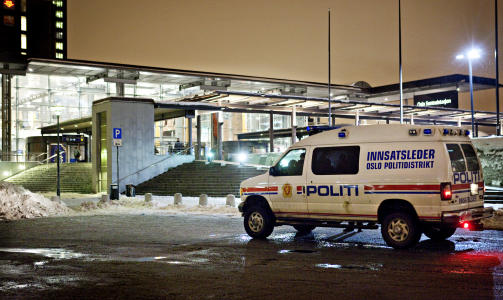 RANET VED HOVEDINNGANGEN: Alt tilgjengelig mannskap i omr�det finkjemmet stasjonsbygningen. Foto: NINA HANSEN