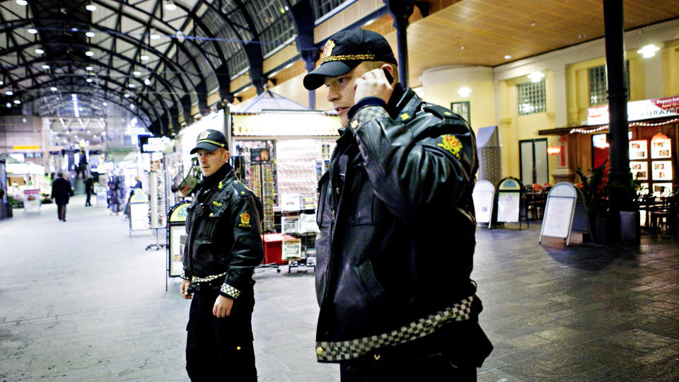 PISTOLRAN: B�de sivilt og uniformert politimannskap deltok i letingen etter to v�pna menn p� Oslo S. 
Foto: Nina Hansen / Dagbladet