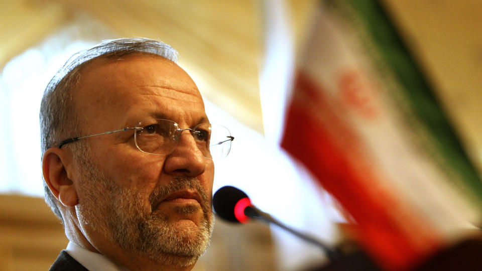 NEKTER: Irans utenriksminister Manouchehr Mottaki nekter konsulen i Oslo � hoppe av, og sier han m� vende tilbake p� jobb. Foto: AFP PHOTO/BEHROUZ MEHRI/SCANPIX