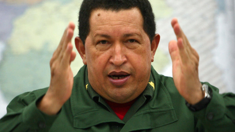 DJEVELENS SPILLBOKS: Hugo Chavez mener Playstation f�rer barna til helvete. Foto: AFP PHOTO/PRESIDENCIA/SCANPIX