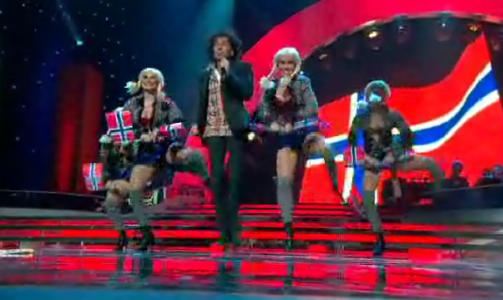 NIDVISE: Magnus Uggla og fire dansere med lusekofter underholdt med en vise om hatet mot Norge p� den svenske idrettsgallaen i kveld. Foto: SVT