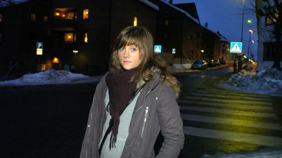  NIFST: I dette gatekrysset i �lesund, like bak Maria Werkeland (21) ble enda en kvinne i 20-�rene utsatt for grov vold og voldtekt. Trolig av samme gjerningsmann som angrep tre kvinner i mai i fjor. - Dette er virkelig nifst. Jeg velger � holde meg hjemme, sier skoleassistenten som er p� vei fra jobb p� Asp�y skole. Hun bor like ved.
Foto: FRIDGEIR WALDERHAUG.
