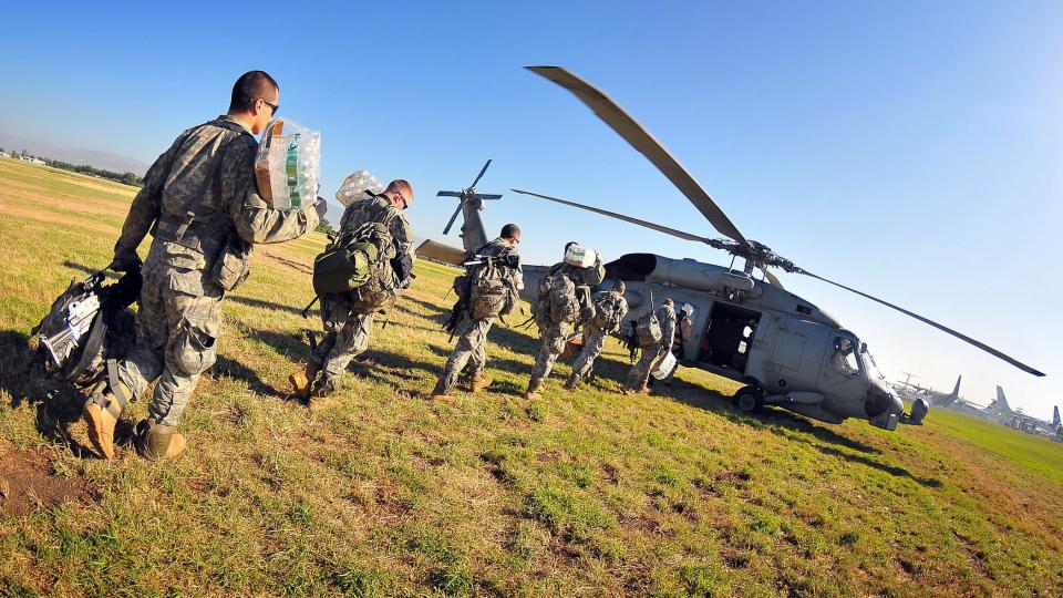 AMERIKANSKE STYRKER I HAITI: Amerikanske styrker bidrar i mye av n�dhjelpsarbeidet i Haiti, og her er de i ferd med � fly ut en sending med vann til et av de rammede omr�dene. Men USAs rolle i koordineringen har ogs� skapt frustrasjon. Foto: EPA/US NAVY VISUAL NEWS SERVICE/DANIEL BARKER/Scanpix