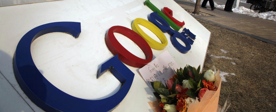 TRUER MED � TREKKE SEG FRA KINA: Lokale Google-brukere legger gaver og blomster utenfor internettselskapets kontorer i Hong Kong. Kinesiske myndigheter henvendte seg for f�rste gang i dag direkte til Google i en uttalelse, men ga ingen tegn til � ville b�ye av for krav om � droppe sensuren av internett i landet. Foto: AP PHOTO/SCANPIX