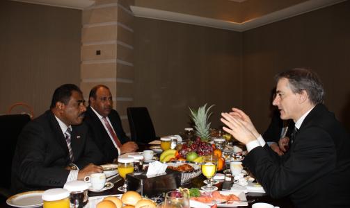 F�RSTE MINISTERM�TE:  Jonas Gahr St�re m�tte Jemens energiminister Awad Al Soqatri (t.v) og Jemens ambassad�r til De forente arabiske emirater, Abdullah Hussain Adalfie i Emirat-hovedstaden Abu Dhabi i morges. Foto: Ragnhild Imerslund, UD