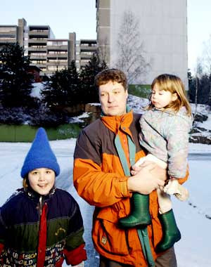 Ut i det fri: - Det var som � f� �pnet ei d�r du har pr�vd � f� opp hele livet, sier Knut Gjertsen (38). I flere �r hadde han bodd 300 meter fra sin biologiske mor p� Roms�s i Oslo, uten � vite om det. N� h�per d�trene Helene Marie (9) og Emilie Andrea (2 1/2) at de skal finne farfar ogs�.