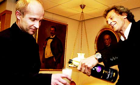 Sprettet sjampanjen: Lars Saabye Christensen ble i dag utropt som vinner av Nordisk R�ds litteraturpris for suksessromanen �Halvbroren�. Forfatteren ble kronet til bokh�stens konge da boken kom ut i fjor, og �Halvbroren� har solgt rekordstort. Den er allerede oversatt til �tte spr�k etter at Saabye Christensen hadde g�tt svanger med prosjektet i 20 �r. Ti av dem brukte han p� � skrive det mursteintykke verket. Forfatteren har allerede innh�stet tre norske priser for sitt verk, blant dem Brageprisen. Her er det forlagssjef Anders Heger ( til h�yre) i Cappelen som heller noe godt i glasset til prisvinneren like etter mandagens annonsering klokka 13.