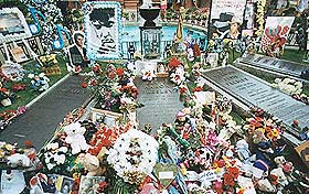 Gravstedet: Hvert �r valfarter fans fra hele verden til Graceland i Memphis. 16. august i �r ventes storinnrykk. Da er det 25 �r siden Elvis d�de.