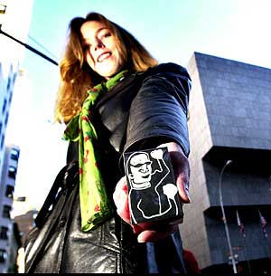 Liker formatet: Liz Johnson fra New York lager portretter av naboene sine i linoleumstrykk, og har raskt tilpasset seg det lille sigaretteskeformatet. - Det er en utrolig fin m�te for kunstnere � promotere seg p�, sier hun.