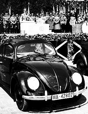 Hitlers bil: Arkivbildet viser Adolf Hitler holde tale under �pningen av Volkswagen nye fabrikk i Fallersleben - seinere Wolfsburg - i 1938. Bobla var svaret p� nazistenes dr�m om � motorisere hele det tyske folk.