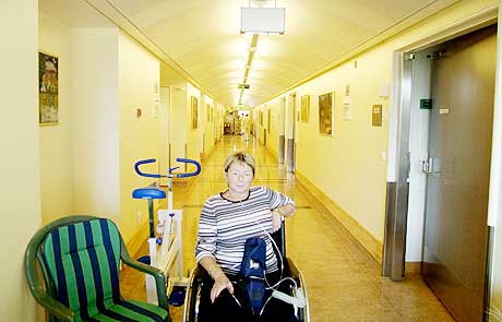 I organk�: May Helen er en av 34 som for tida venter p� nye lunger. Hun m� spare p� kreftene, men rullestol vil hun helst ikke bruke hjemme p� Leknes. - Jeg vil ikke se s� sjuk ut, forklarer hun.