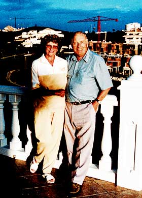 Sammen om alt: 15. juli 1983 fortalte revisor Allen Carr tilkona Joyce at han hadde tenkt � slutte � r�yke, og at han aktet � f� resten av verden til � gj�re det samme. Hun trodde han ville sprekke helt til de hadde drevet kurs sammen i to �r.