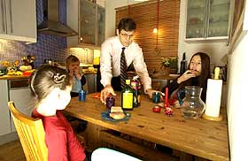 Tidlig oppe: Klokka �tte om morgenen m� b�de store og sm� i familien Gr�ner/Lorentzen v�re ute av huset for � rekke jobb, skole og barnehage. Pappa Hans Christian Gr�ner (41)s�rger for at Maria (7), Jacob (2) og Oda (11) f�r en skikkelig frokost f�r alle drar hver til sitt. 