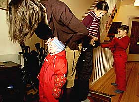 Et puslespill:  Mamma Tone Lorentzen (38) kler p� Jacob (2) f�r hun skal p� jobb, mens Oda (11) og Maria (7) klarer seg selv. {ndash}Vi har en rimelig hektisk hverdag, men det g�r greit n�r man er innstilt p� det og har planlagt i forhold til det. Vi har v�re faste oppgaver s� det ikke skal bli stress, sier Tone. 