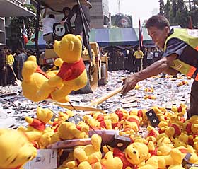 PIRAT-OLE Ole Brumm-piratkopier blir �delagt i Bangkok. Det er flere som har sett sitt snitt til � sko seg p� bj�rnen. Men rettighetene er det Disney som sitter p�.