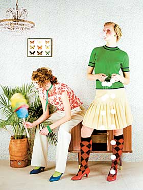 St�v p� hjernen: Ida i bukse kr 99, topp kr 79, sko kr 99. Anne Sofie bl�ser bobler i topp kr 99, skj�rt kr 99, sko kr 99.