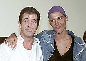  HAR REGIEN: Her poserer Mel Gibson med skuespilleren Rosalinda Celentano i Roma. De jobber n� med � f� ferdig filmen om Jesu siste 12 timer i Roma. 