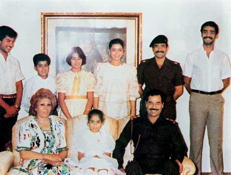 FAMILIEN HUSSEIN: Bildet datert 20. november 1988 viser Saddam Hussein omgitt av familien. Hans f�rste kone Sajiba sitter i f�rste rad med d�trene Hala (sittende), Rana (nummer tre fra venstre) og Raghad (i midten). De to er n� skilt og Saddam er gift p� nytt. Husseins to svigers�nner som ble drept av familien i 1996 er General Hussein Kamel Hassan (lengst til venstre), som var Ranas ektemann og Saddam Kamel Hassan (andre fre h�yre), Raghads ektemann. S�nnene Uday (lengst til h�yre)og  Qussay (andre fra venstre) er n� de to med makt i tillegg til Saddam selv. 