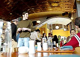 KUNSTMAT: Her l� det en polsk restaurant tidligere. S� kj�pe kunstneren Eric Baum stedet. I dag er Oznot's Dish en av Williamsburgs beste restauranter.
