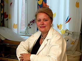 SKAL IKKE BIST� M�RTHA: Professor i gynekologi ved Kvinneklinikken p� Rikshospitalet, Babill Stray-Pedersen var egentlig den som skulle ha ansvaret for prinsessens f�dsel. Stray-Pedersen er gynekologen til b�de dronning Sonja, kronprinsesse Mette-Marit og prinsesse M�rtha Louise. Foto: Bj�rn Sigurds�n/ SCANPIX 