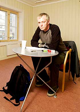 Med blanke ark:  Den norske organisasjonen Livet Etter Soning (LES) har den svenske organisasjonen KRIS som sitt store forbilde. Styremedlem Robert Br�then i LES h�per at foreningens nye hus p� Gr�nland i Oslo kan bli et m�tested for tidligere kriminelle som �nsker � begynne et nytt liv. 