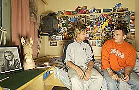 Nye venner:  Micke van Jarl (41) (til venstre) har bestemt seg for � bli lovlydig n�r han slipper ut av fengsel om to og et halvt �r. Thomas Lundgren (39) i KRIS, som bes�ker Micke annenhver uke, skal hjelpe ham med det. N�r Micke slipper ut av fengselet, vil Thomas st� utenfor og vente og s�rge for at Micke ikke faller tilbake til sine gamle kriminelle vaner. 