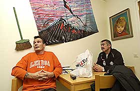 Herre i eget hus:  KRIS har skaffet Thomas Lundgren en egen leilighet, hvor han har Masoud Beik p� bes�k. Alle som bor p� gangen til Thomas er med i KRIS. De har sine egne knallharde regler: Bruker du dop eller beg�r kriminalitet, er det rett ut. {ndash} Det er t�ft � tyste p� kameratene. Men skal KRIS lykkes, m� prinsippet g� foran personen, sier Thomas. 