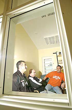 Snart ute i friheten:  Om 57 dager skal Tommy N�ssling (i midten) l�slates. Masoud Beik og Thomas Lundgren mener at han b�r flytte inn i KRIS' st�ttebolig.